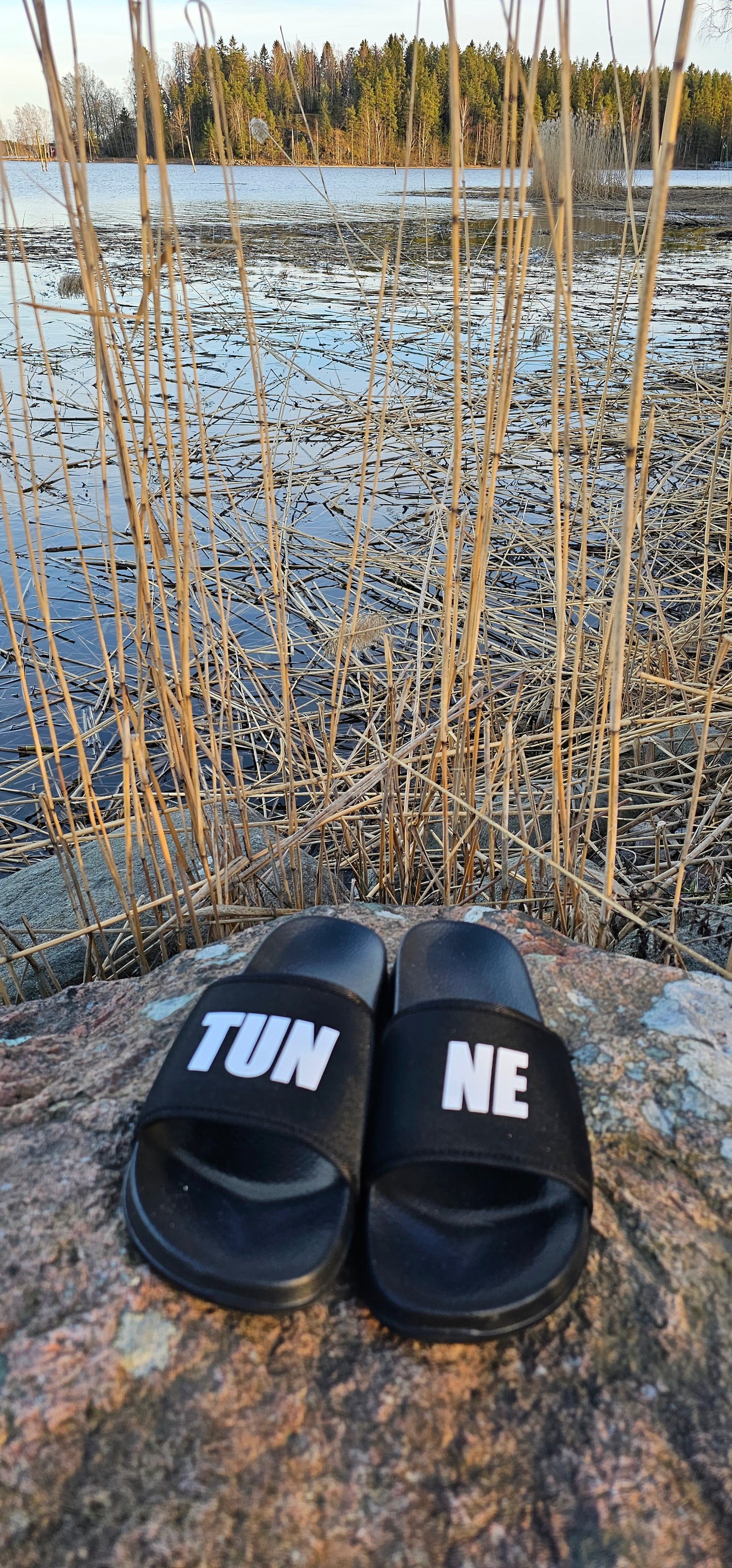 TUNNE sandaalit musta