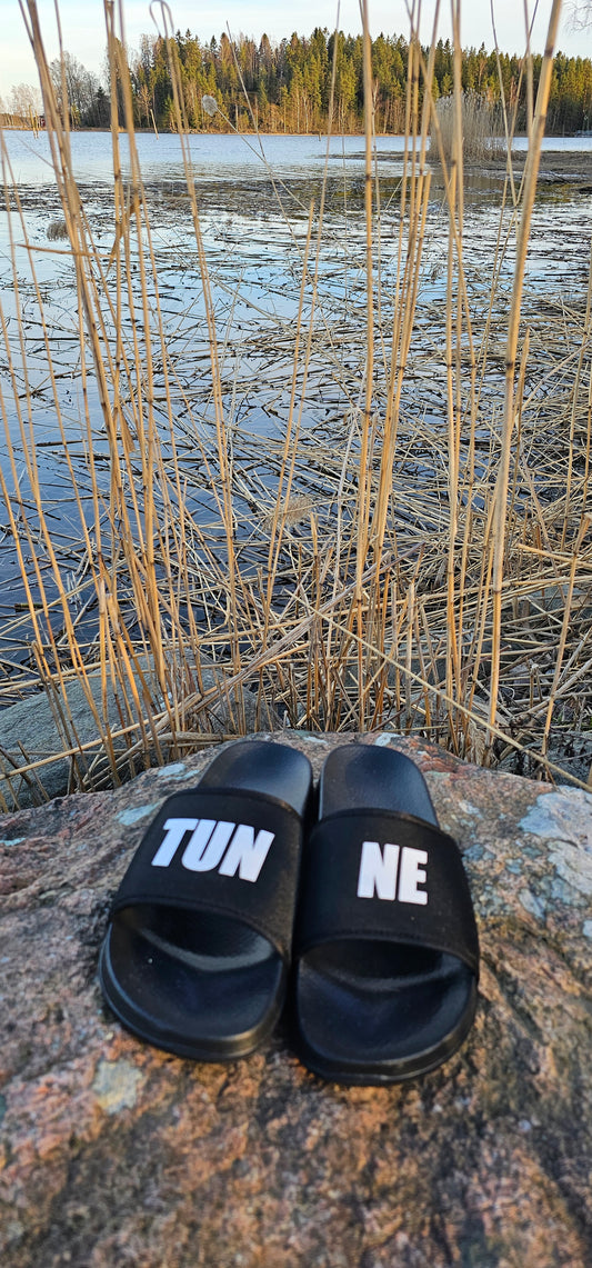 TUNNE sandaalit musta